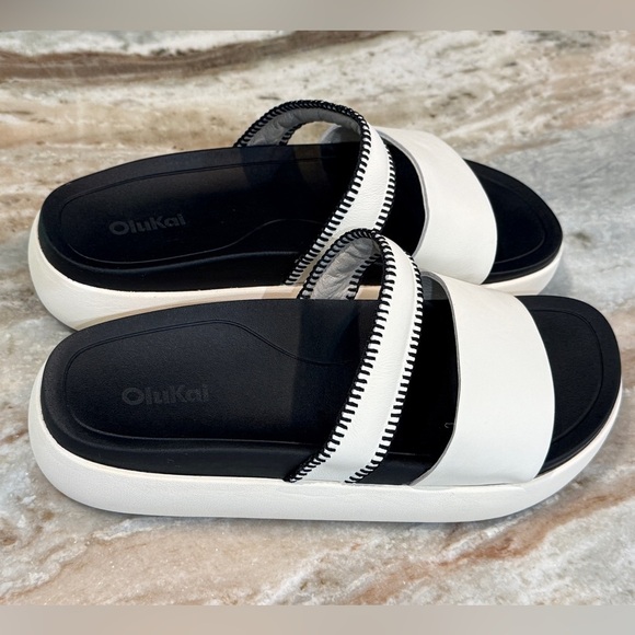 Women’s OLUKAI Pae white and black leather slide sandals- Size 9 - Picture 3 of 7